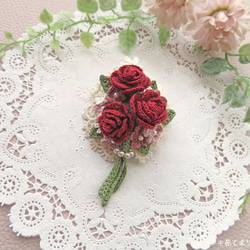 レース編み 小さな薔薇の花束ブローチ＊レッド＊ ブローチ 花てまり