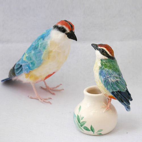 陶器の小鳥「八色鳥（ヤイロチョウ）」 一輪挿し・花瓶・花器 ひよこ窯