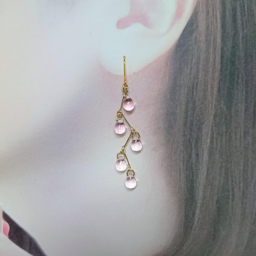 しずく型ガラスビーズのピアス・イヤリング(ピンク) ピアス（フック