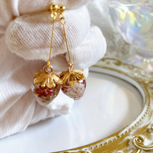 ピアス イヤリング レジン いちご イチゴ 苺 シンプル 華奢 くすみ 花