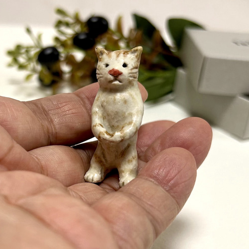 縁起物 陶の立ち猫 プレゼントに最適 一点ものインテリア 小さい置き物