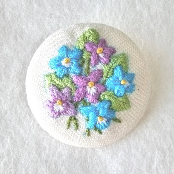 ブローチ 刺繍 刺しゅう くるみボタン バッジ 丸 すみれ 花 スミレ 紫