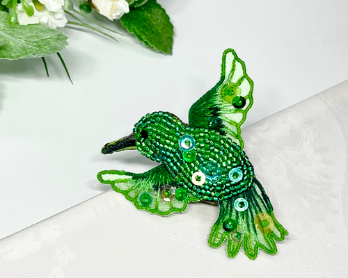 鳥のブローチ／ビーズ×オーガンジー刺繍／ハチドリ⭐︎グリーン