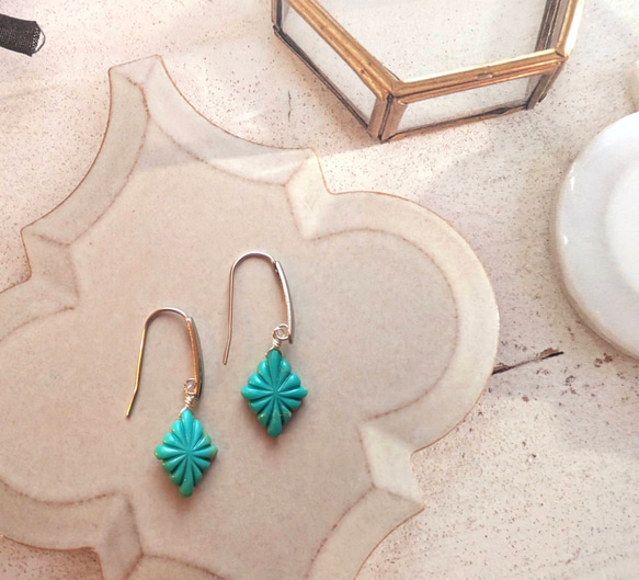 ターコイズロゼンジカービングピアス(訳あり品) ピアス（フック