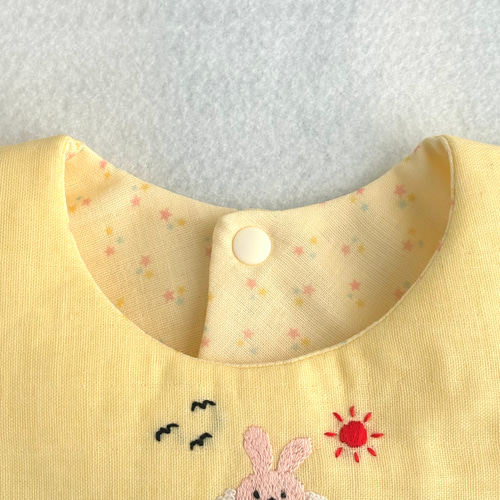 ハンドメイド刺繍スタイ】浮き輪ぷかぷかうさぎさん刺繍スタイ