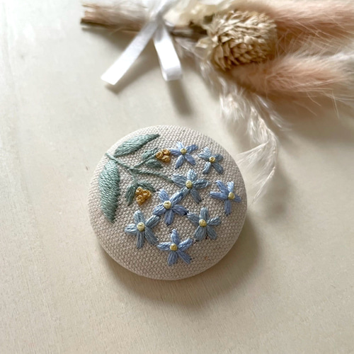 ブルースターの刺繍ブローチ くるみボタン ブローチ cocomu 通販
