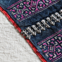 手刺繍 赤絹 花鳥文 枕飾り 古布 民藝 一点物 インテリア 切り絵