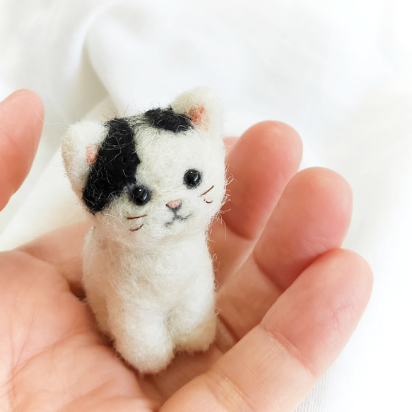 □受注制作 羊毛フェルトの小さな子猫(黒ぶち猫) 猫グッズ 猫雑貨 羊毛