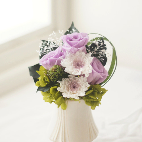 仏花】ことね菊とバラの仏花（紫） 花器に固定したアレンジメントです