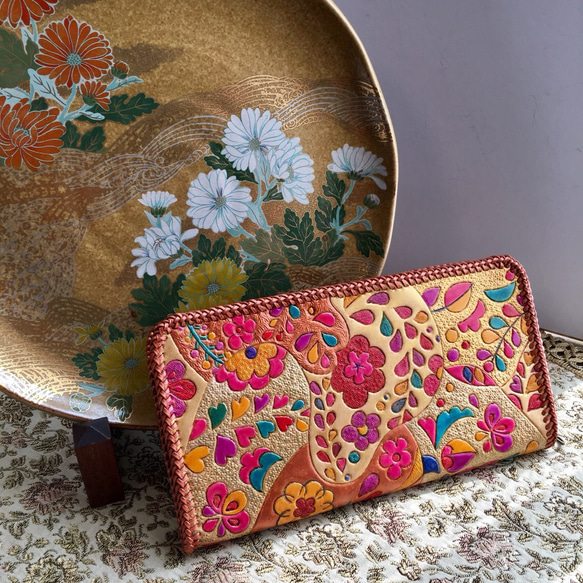 金彩の華》カービングレザーの彩色長財布｜和柄×花模様の一点物 長財布