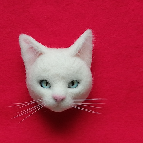 白猫のブローチ 548 羊毛フェルト 猫 リアル ぬいぐるみ 愛猫 ブローチ