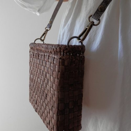 山ぶどうショルダーbag 9㎜平編 ＃3 山葡萄のつる（皮）で編んだバッグ