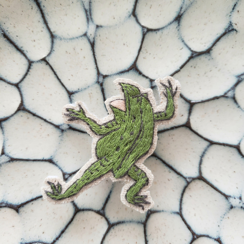 鳥獣戯画（カエル）刺繍ブローチ【受注製作】 ブローチ choco mint