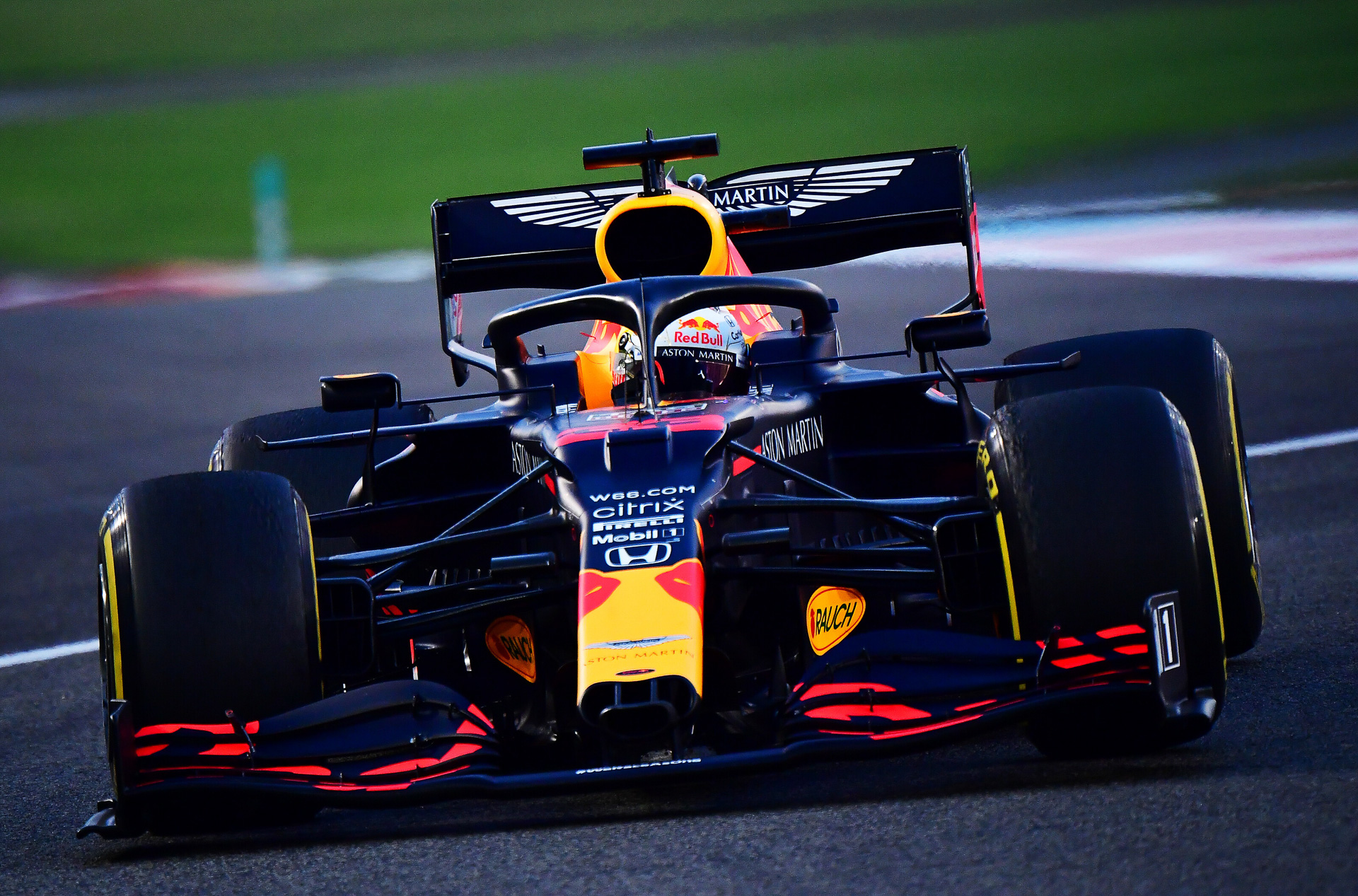 レッドブル・ホンダ、F1最終戦を優勝 マックス・フェルスタッペン選手