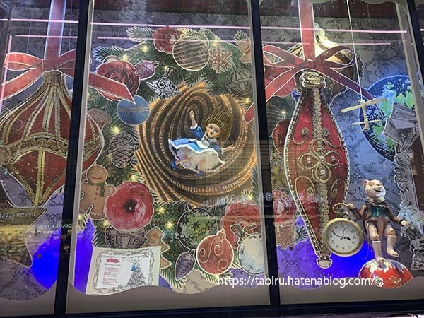 阪急百貨店うめだ本店のクリスマスショーウィンドウ｢不思議の国の