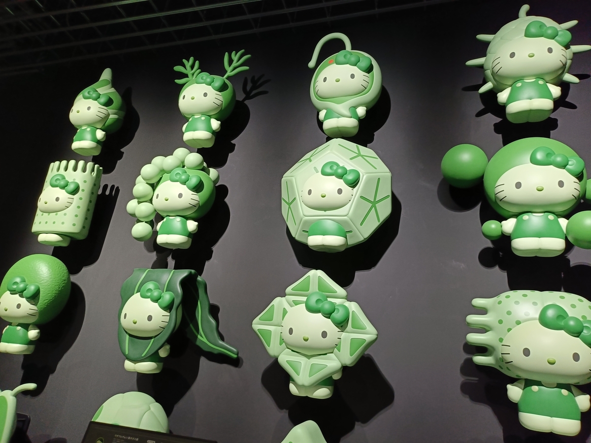 万博の日本館で火星の石をみて緑色のおもしろいキティちゃんをたくさん