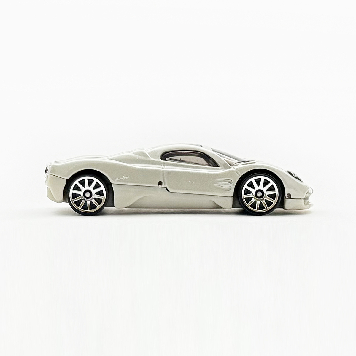 PAGANI UTOPIA - 増えすぎたミニカーに愛を捧ぐ