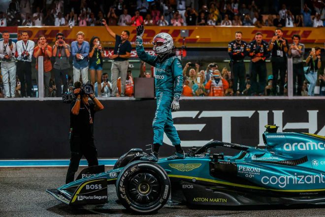 ベッテル、F1ラストレースで入賞「最後にダニエルとバトルができて