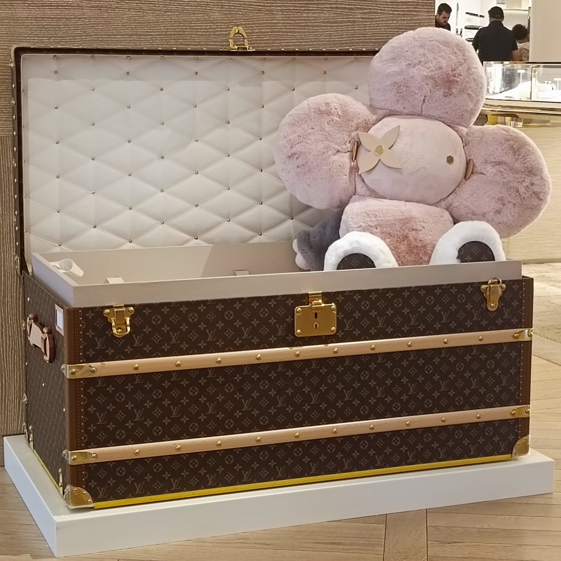 Louis Vuitton《ドゥドゥ・ヴィヴィエンヌ ジャイアント》直営店