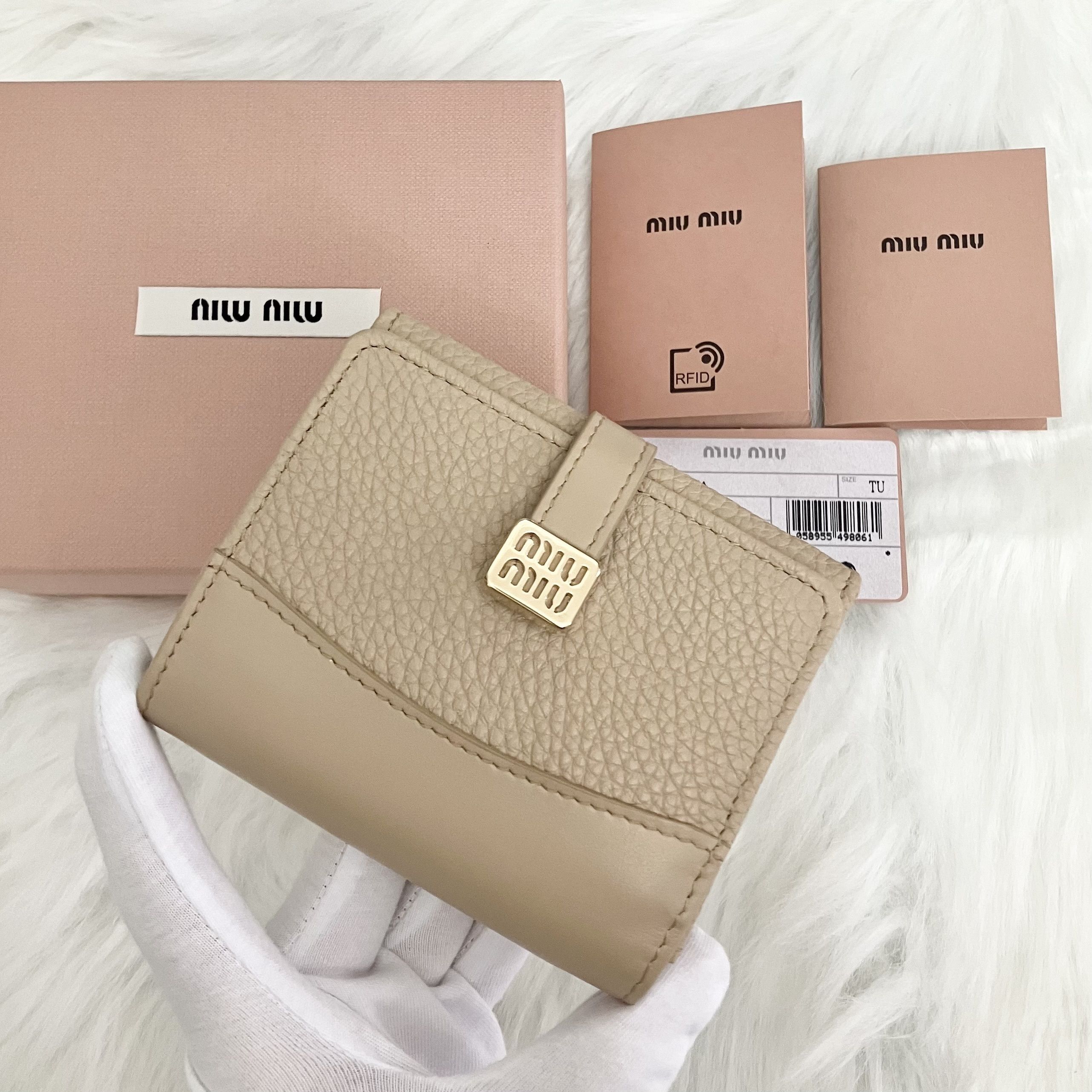 MiuMiu】Compact Wallet ロゴベルト コンパクト 三つ折り財布 (MiuMiu