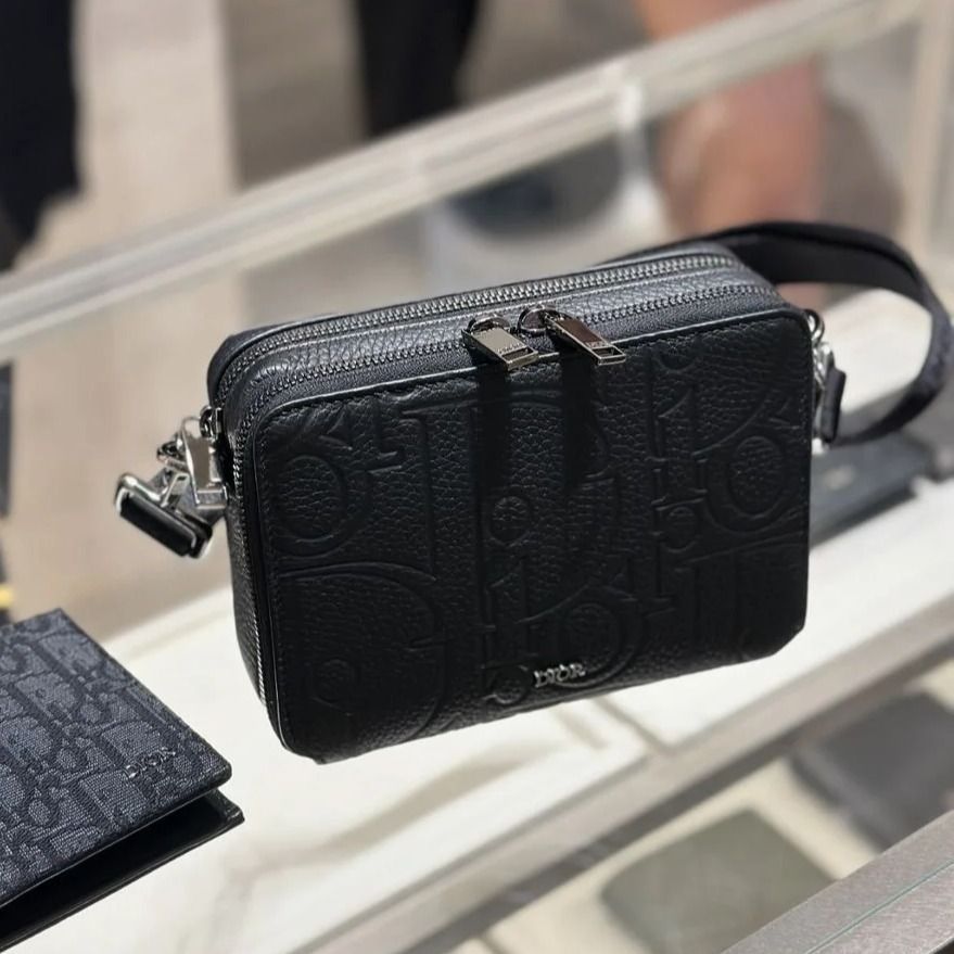 DIOR グラビティレザー ストラップ付き ジップポーチ ショルダー (Dior