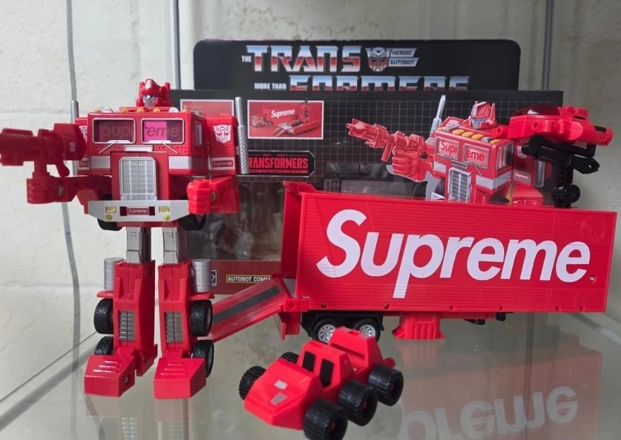 ☆25SS WEEK8☆Supreme Transformers G1 Optimus Prime Figure