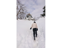秋田・横手｜雪原でオリジナル“ミニかまくら”づくり体験｜甘酒付き