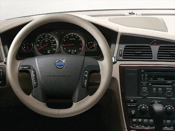 ボルボ XC70 2002年式モデル 2.5T クラシック 4WD AT のスペック詳細