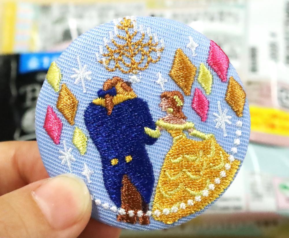 品切れ続出】話題の「ディズニー刺繍缶バッジ」を発見！開封してみたら