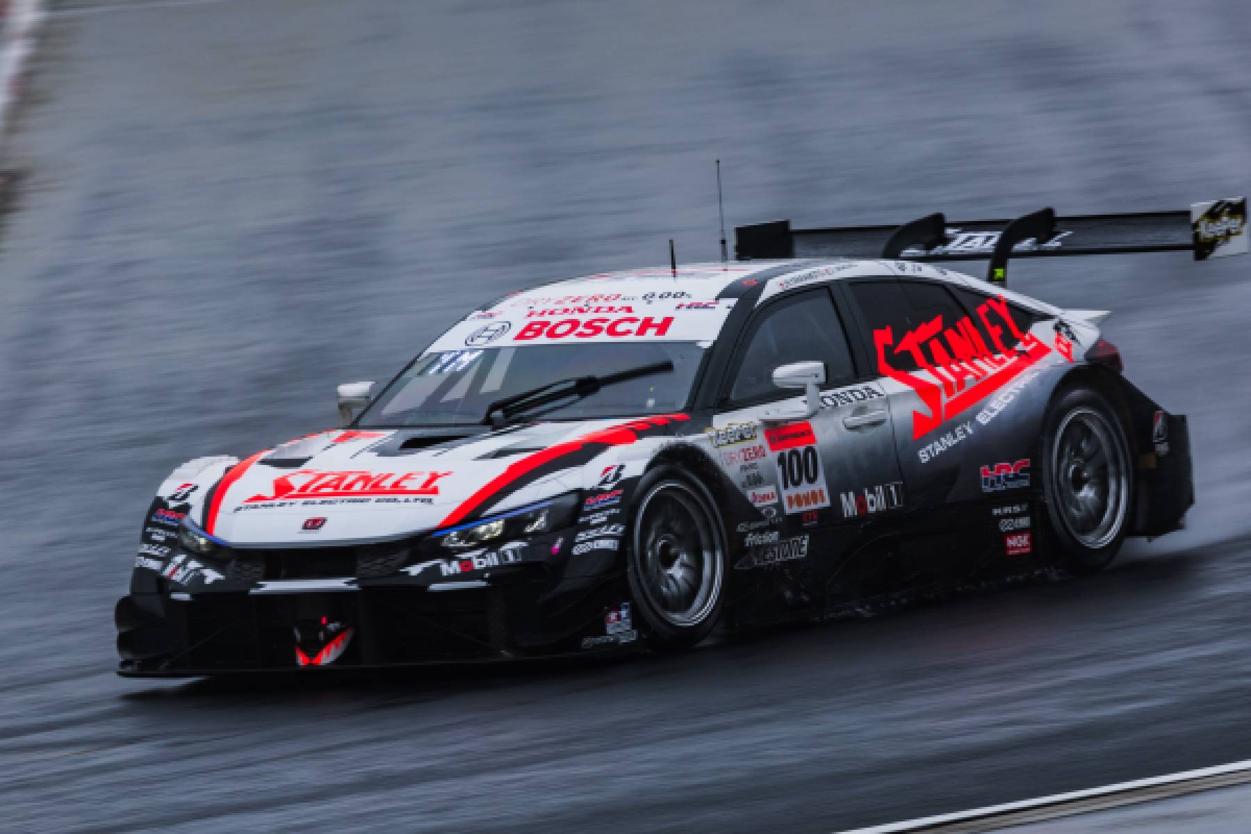 STANLEY CIVIC TYPE R-GTが最上位の4位。雨の難コンディションの中、ル