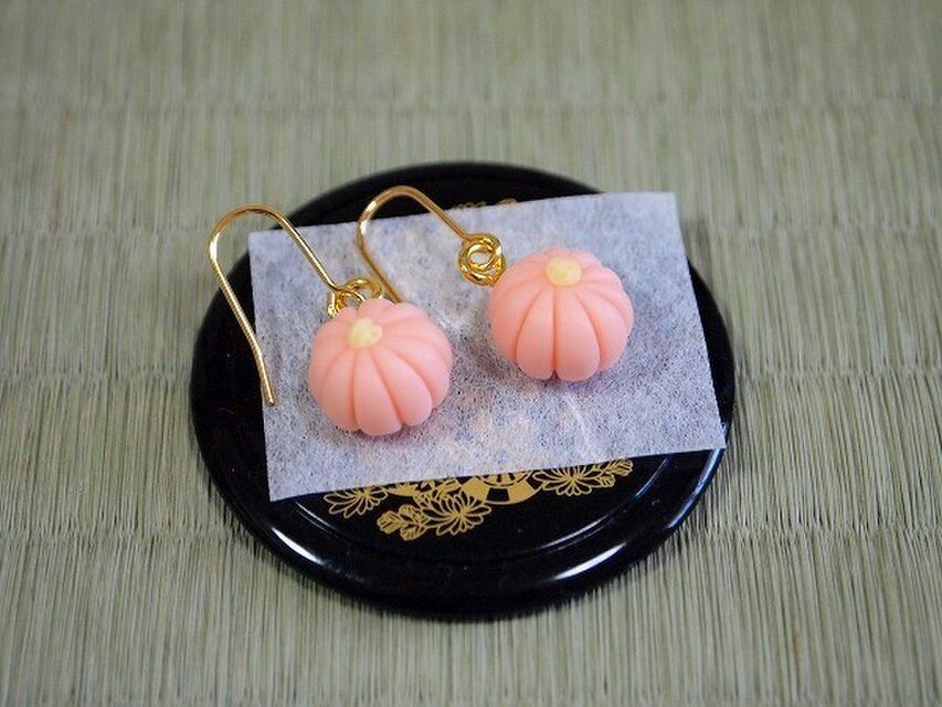 和菓子のピアス（ヘラ切菊ピンク）） | iichi 日々の暮らしを心地よく