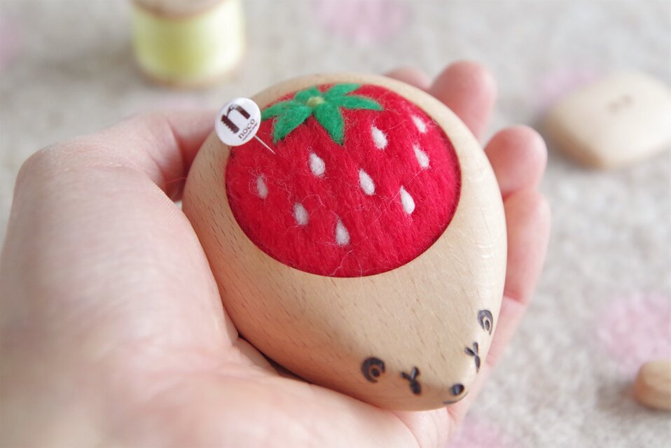 ハリネズミの羊毛ピンクッション 【針山】いちご strawberry | iichi