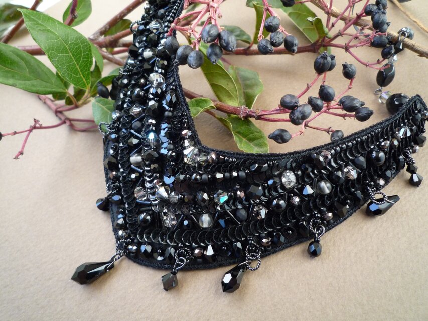 ビーズ刺繍のネックレス | iichi 日々の暮らしを心地よくする