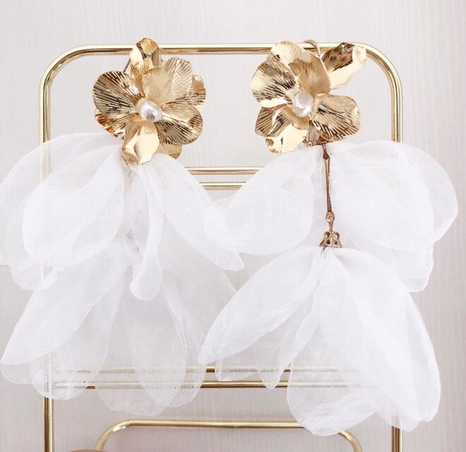 ダブルホワイトオーガンジーシフォン✨gold flowerピアス | iichi 日々