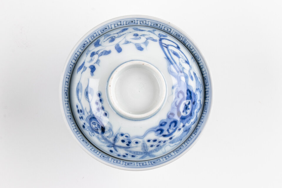 古伊万里 染付 線描き唐草文 蓋茶碗 江戸後期 | iichi 日々の暮らしを