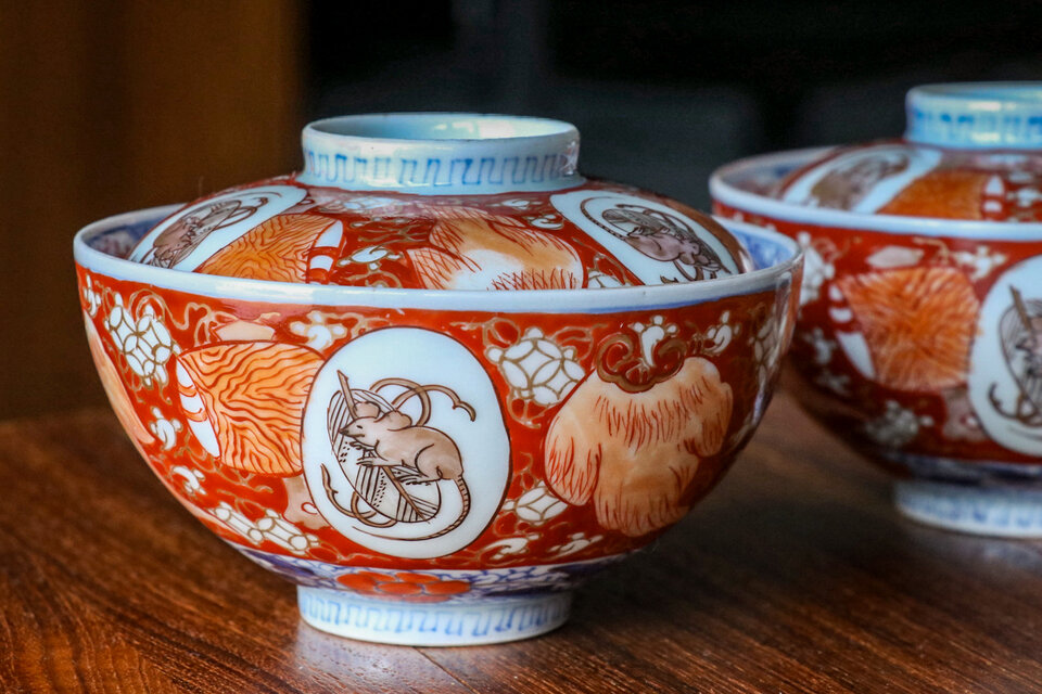 A1032 古伊万里染錦手 唐草 窓絵山水紋様 蓋茶碗 1客 A1032 古伊万里染