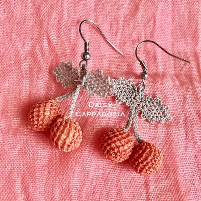 立体刺繍のピアス「さくらんぼ」 | iichi 日々の暮らしを心地よくする