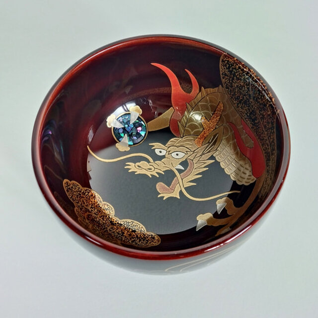 輪島塗ぐい吞み 溜塗 龍蒔絵 | iichi 日々の暮らしを心地よくする