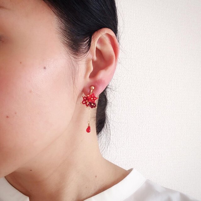 お花とドロップビーズのイヤリング・ピアス レッド | iichi 日々の