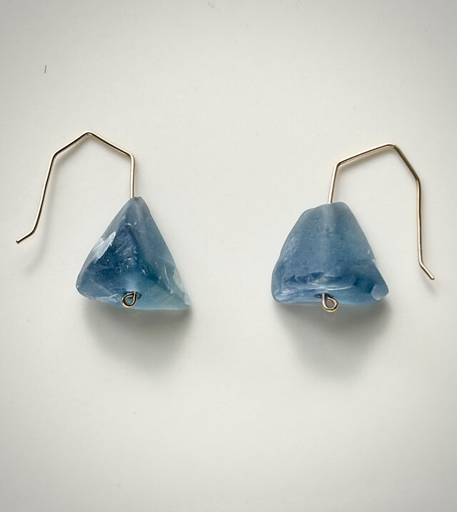 ブルーフローライト△のピアス | iichi 日々の暮らしを心地よくする