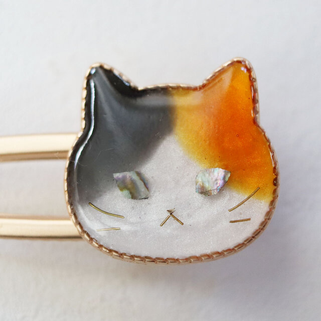 受注生産】ウルウルおめめの猫ヘアクリップ（ミケさん）パールホワイト