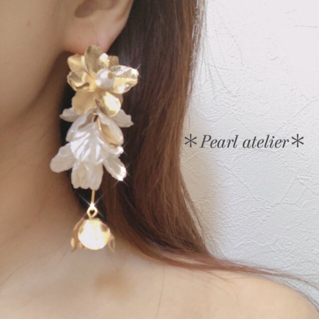 パールホワイト花びら✨ボリュームフラワーロングピアス | iichi 日々