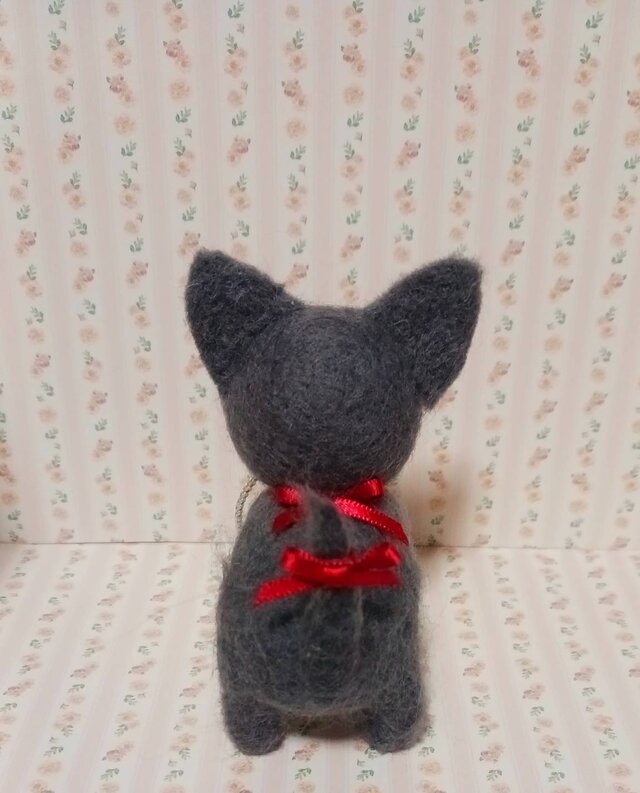 羊毛フェルト 毛糸で遊ぶグレーの猫ちゃん | iichi 日々の暮らしを