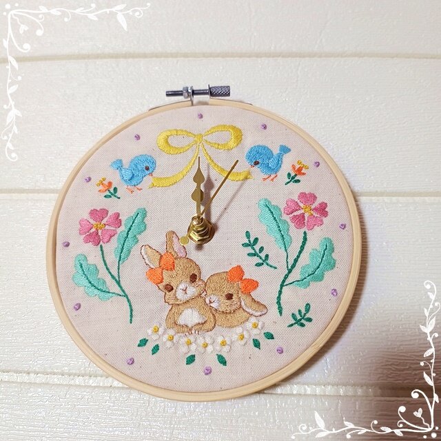 手刺繍】うさぎと青い鳥の刺繍時計 | iichi 日々の暮らしを心地よく