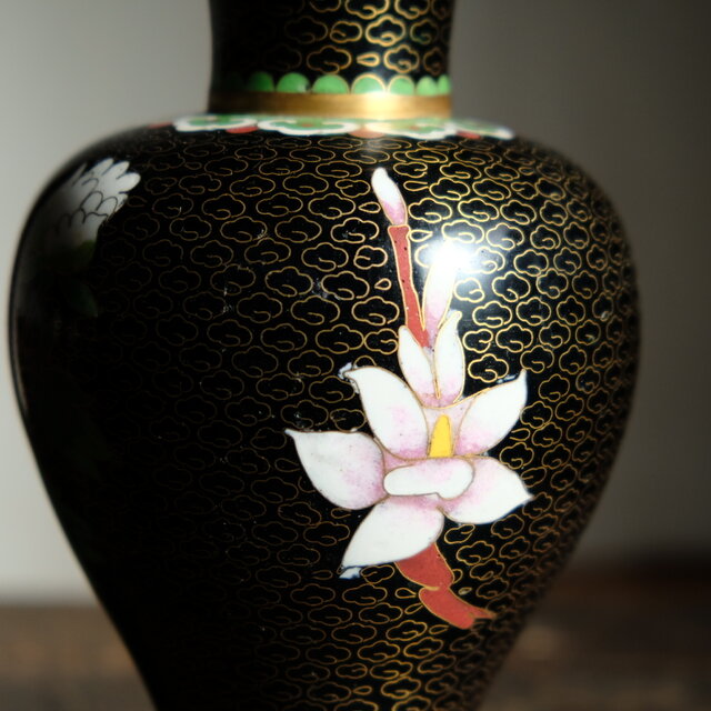 シノワズリな雰囲気◇花と蝶々 中国産 七宝焼 花瓶 芍薬 壺 チャイナ