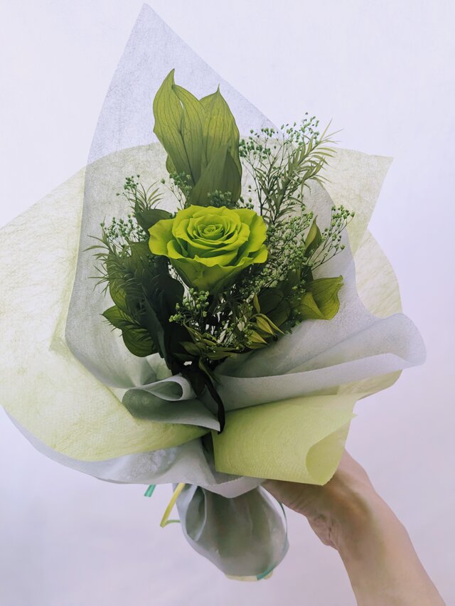 プリザーブドフラワー大輪の緑の薔薇とグリーンの緑づくしの花束（花束