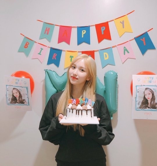 TWICE ミナ、金髪にイメチェン！誕生日迎え近況を公開「ONCEのおかげで