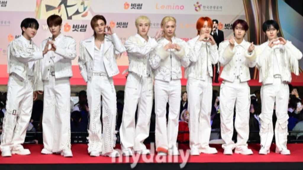 PHOTO】Stray Kids「2025 SBS歌謡大典」レッドカーペットに登場 - Kstyle