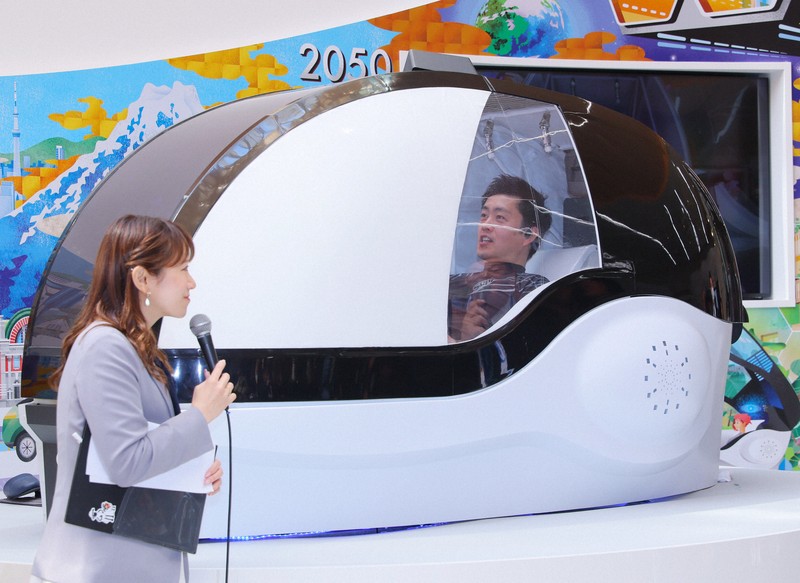 気持ちいいです」 万博のミライ人間洗濯機、大阪・吉村知事が体験