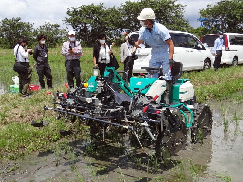 新開発水田除草機、木更津でお披露目 有機栽培の切り札に ／千葉
